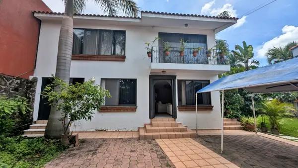 VENDO CASA SOLA CON ALBERCA BURGOS