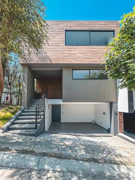 CASA EN VENTA EN ESQUINA CON AMPLIO JARDÍN EN LOMAS DE ANGELÓPOLIS III.
