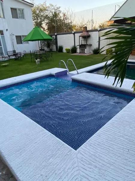 VENDO CASA CON AMPLIO JARDIN, ALBERCA Y JACUZZI