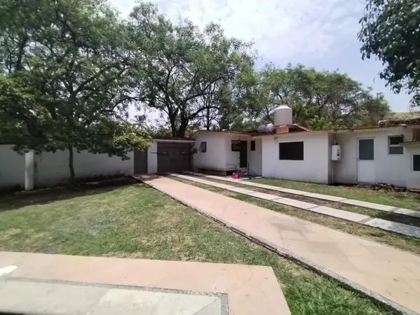 Casa sola en un nivel con jardín y alberca