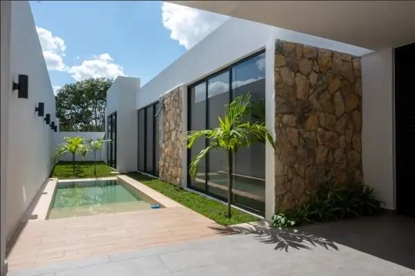 EN VENTA CASA DE UNA PLANTA CON ALBERCA AL NORTE DE MÉRIDA