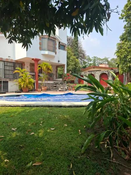 HERMOSISIMA CASA MUCHO JARDIN CON ARBOLES FRUTALES