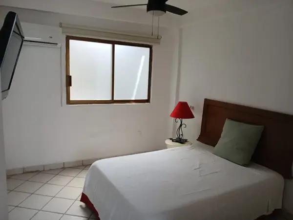 Estudio de 1 recámara en alquiler en la Zona Hotelera Norte de  P.V., a una cuadra de la playa.
