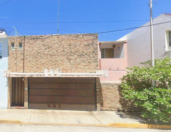 VENDO CASA CERCA DE LEYES DE REFORMA, SOBRE AVENIDA PRINCIPAL