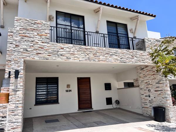 ????CASA EN VENTA EN LOMBARDÍA RESIDENCIAL FRENTE A ALBERCA Y ÁREA VERDE ????