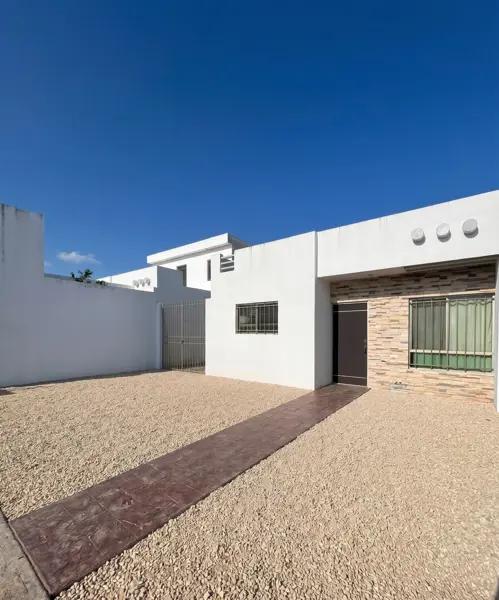 SE RENTA CASA DE UN NIVEL EN LAS AMERICAS + SEMIAMUEBLADA
