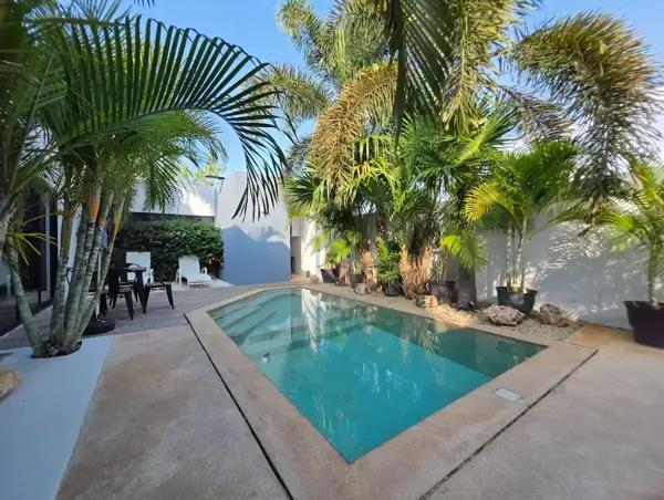 CASA EN VENTA DE UN PISO Y PANELES EN CONKAL