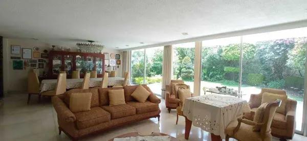 CASA EN VENTA EN LOMAS DE TECAMACHALCO CON TERRAZA Y JARDIN