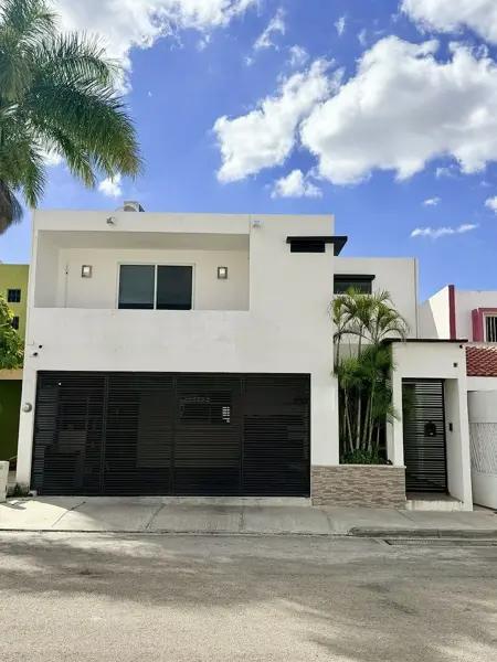 CASA EN VENTA DE 3 HABITACIONES DENTRO DE LA CIUDAD, EQUIPADA Y CON SEGURIDAD