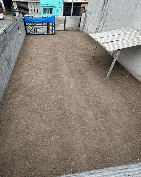 Terreno con casa al fondo (obra negra) en San Nicolás Centro