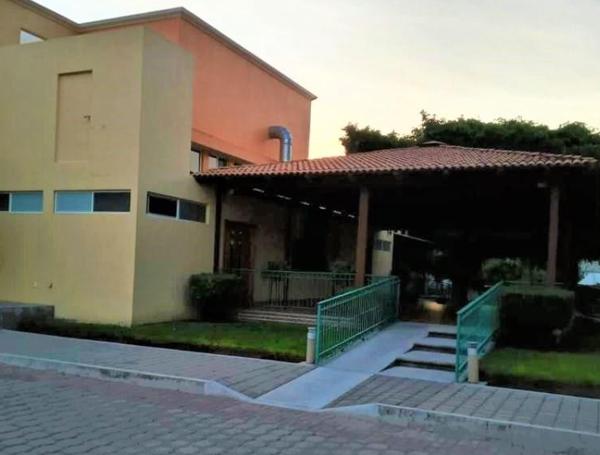 Propiedad Comercial Versátil en el Centro de El Pueblito, Corregidora