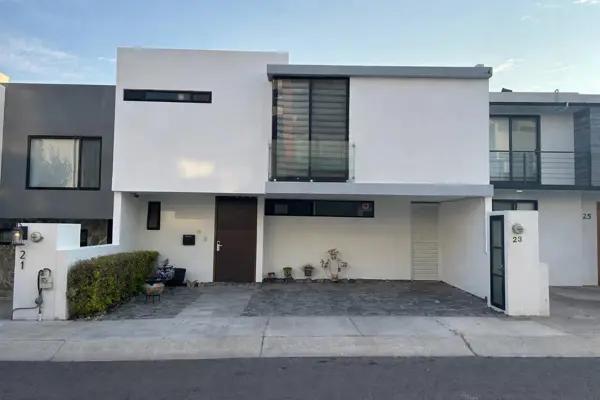 Moderna casa con 3 recámaras y sala de TV en Zibatá, Querétaro Moderna casa con 3 recámaras y sala de TV en Zibatá, Querétaro