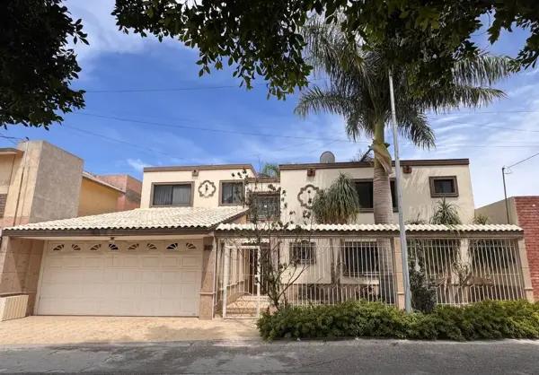 AMPLIA Residencia en EXCELENTES CONDICIONES AMPLIA Residencia en EXCELENTES CONDICIONES
