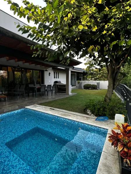 Preciosa casa de un Nivel, Super equipada Zona Norte