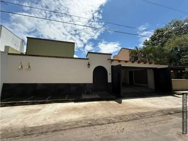 Casa amplia en venta en Comala junto al arroyo