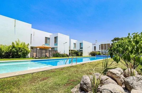 Casa con alberca y seguridad. Casa con alberca y seguridad.