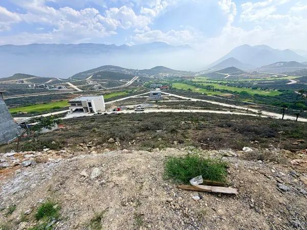 Terreno descendente 600 m2 con magnifica vista 360º en Terralta Club de Golf