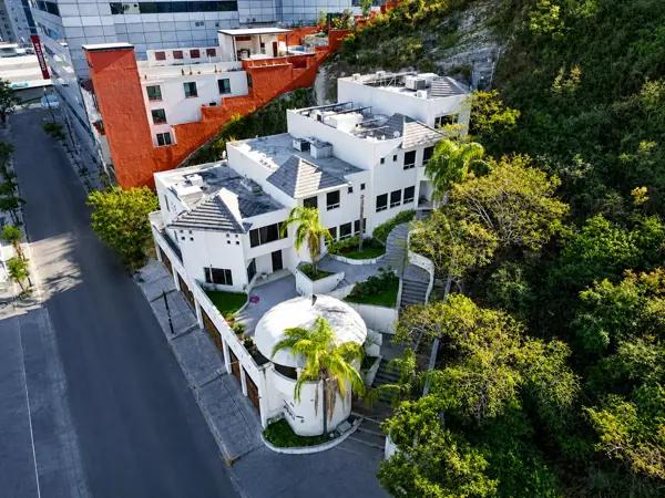 TOWNHOUSE PARA REMODELAR EN VENTA EN VISTA HERMOSA, MONTERREY, NL.