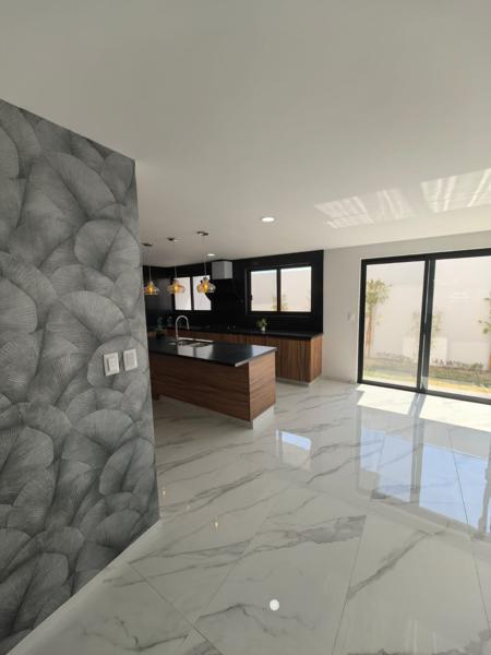 Casa en venta en Lomas de Angelópolis, Puebla con jardín y estacionamiento