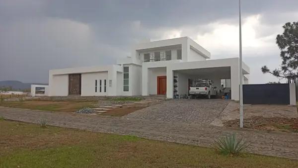 Casa de lujo QUINTA 4 recamaras 3 baños 6 estacionamientos en Zapopan carretera a nogales, jalisco