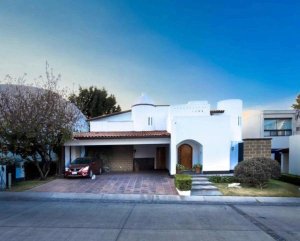 Residencia de 2 niveles con doble altura y 4 recámaras Residencia de 2 niveles con doble altura y 4 recámaras