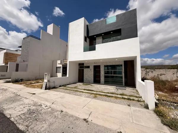 Casa nueva en Venta. Equipada.
3 niveles, 3 amplias recamaras. Casa nueva en Venta. Equipada.
3 niveles, 3 amplias recamaras.