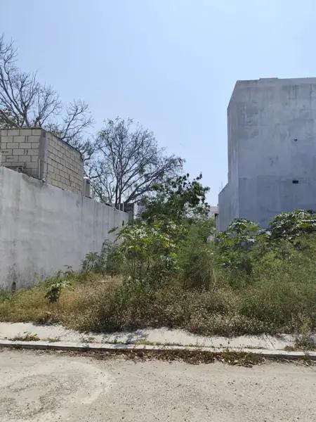 Terreno habitacional urbanizado en Fraccionamiento Raíces, Campeche