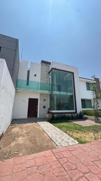 Se Vende Casa en Trento con vigilancia las 24 hrs y Casa club con alberca Se Vende Casa en Trento con vigilancia las 24 hrs y Casa club con alberca