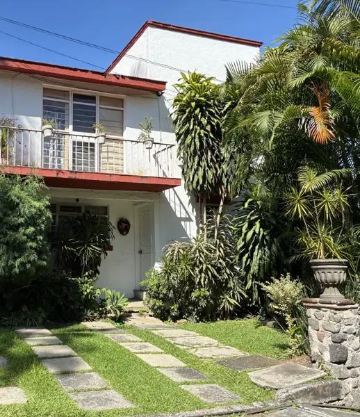 VENTA CASA ACAPATZINGO  En condominio con portón eléctrico