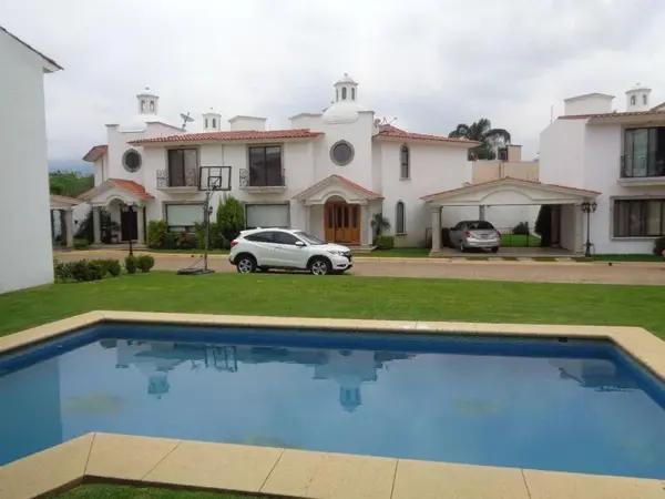 Casa en condominio en renta y venta, ubicada a media cuadra de la ciclopista RIO MAYO