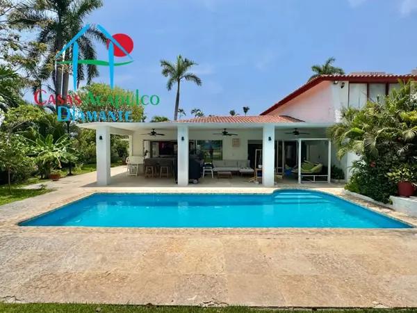 Casa con 4 recámaras, alberca privada, vista y salida al campo de golf Casa con 4 recámaras, alberca privada, vista y salida al campo de golf