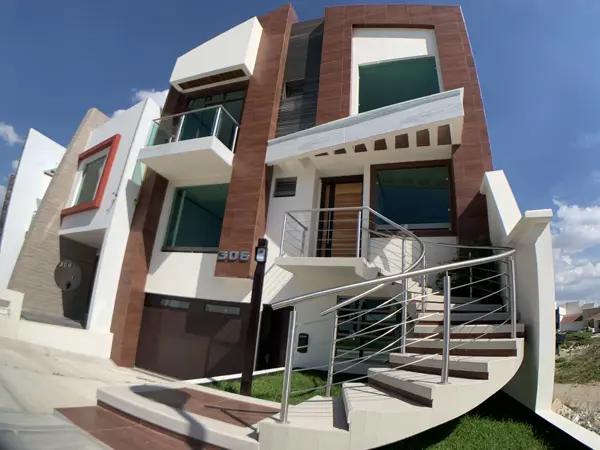 Hermosa casa residencial equipada en venta. 3 niveles. Zona plateada.