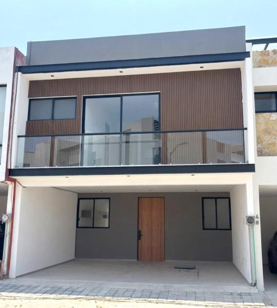 CASA EN VENTA EN CUAUTLANCINGO CON ESTUDIO Y ROOF GARDEN.