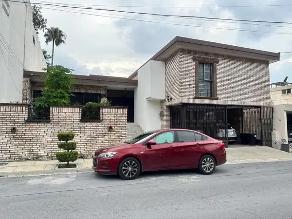 CASA EN VENTA CONTRY 1er SECTOR
