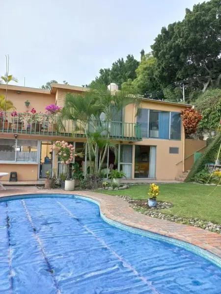 Casa en venta con vista arbolada. Disfrute de amplios espacios con mucha luz natural