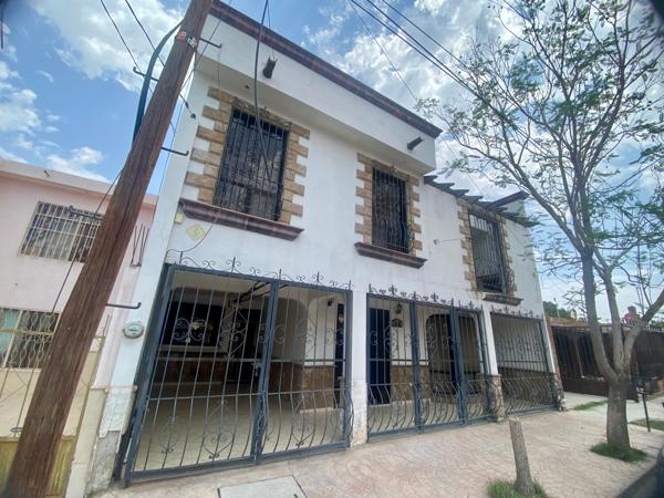 --Casa en venta con recámaras en planta baja en Col. Filadelfia--