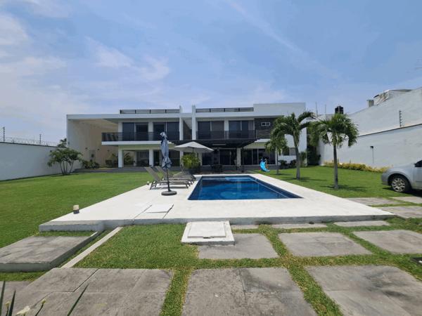 EXCELENTE OPORTUNIDAD!!  2 CASAS EN UNA, GRAN JARDIN, PALAPA, ALBERCA Y ASADOR. ¡¡ MAGNIFICA!!