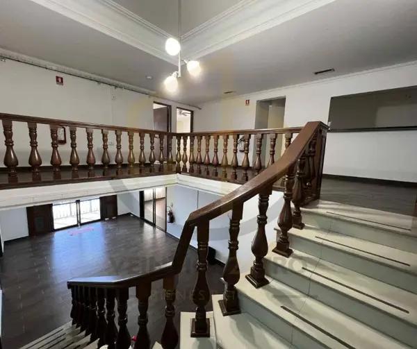 Propiedad Versátil: Oficinas + Residencia | 627 m² Construcción | Estacionamiento para 6 Autos