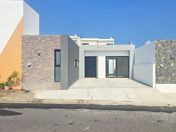 CASA NUEVA EN VENTA DE UN PISO CON ALBERCA EN LOMAS DE LA RIOJA, ALVARADO CASA NUEVA EN VENTA DE UN PISO CON ALBERCA EN LOMAS DE LA RIOJA, ALVARADO