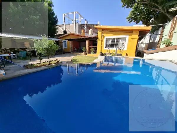 Casa en venta en Cuernavaca, en privada con vigilancia en Vistahermosa
