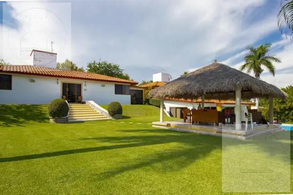 CASA en VENTA Exclusivo fraccionamiento con estricta vigilancia 24 horas y campo de golf de 18 hoyos CASA en VENTA Exclusivo fraccionamiento con estricta vigilancia 24 horas y campo de golf de 18 hoyos