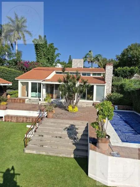 CASA en VENTA Disfrute de un clima templado a fresco en un entorno arbolado