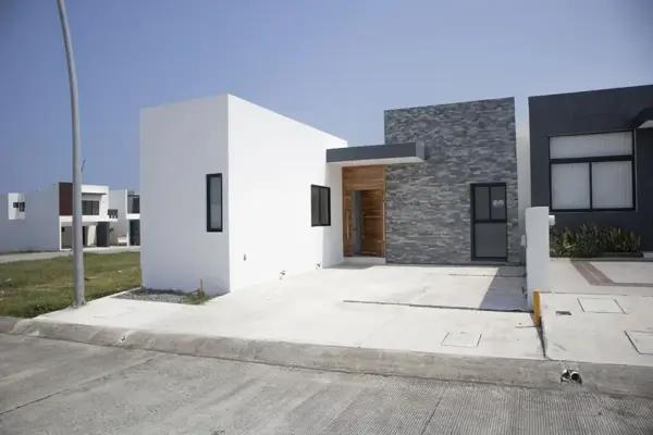 Casa de un Nivel, Ideal para Inversión. 2 Recámaras, Cocina Integral y Garaje para 2 Autos.