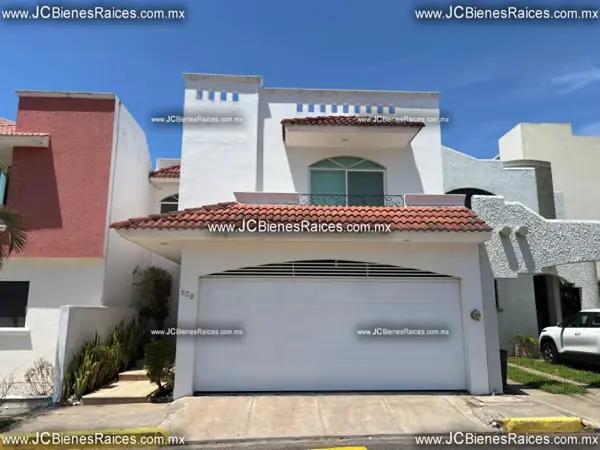Vive la Riviera: Casa de 300m² con Cocina Integral y Jardín. ¡A un paso del mar!