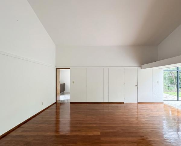Casa con arquitectura modernista con alberca techada junto al Parque Hundido.
