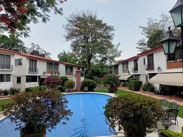 Atras de Casa de piedra, muy céntrica casa en condominio arbolado con alberca Atras de Casa de piedra, muy céntrica casa en condominio arbolado con alberca