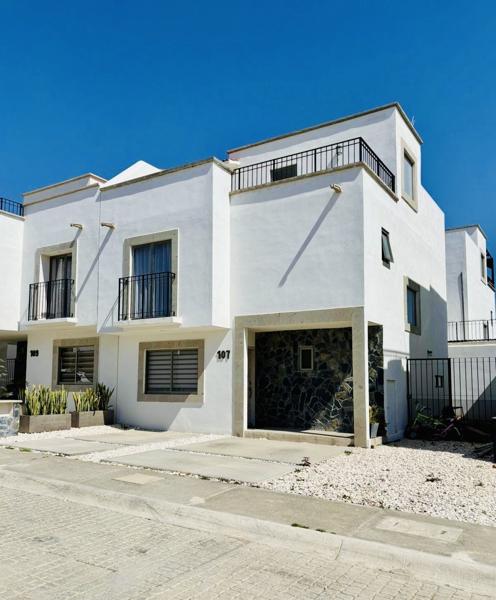 Casa en VENTA, Fracc. Santa Monica, excedente de terreno en Pachuquilla Hidalgo Casa en VENTA, Fracc. Santa Monica, excedente de terreno en Pachuquilla Hidalgo