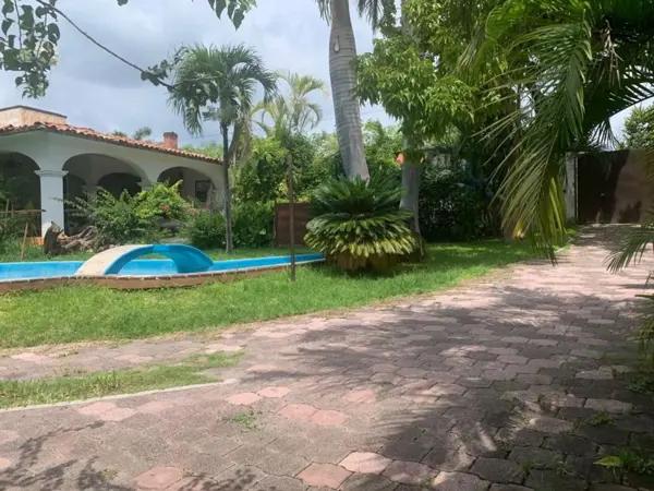 Finca en VENTA disfruta de jardines y caballeriza