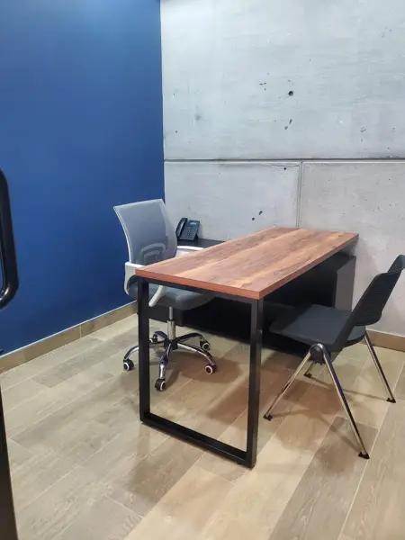 Oficina privada en renta, completamente amueblada y equipada.