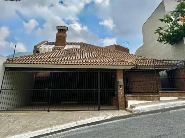 CASA EN VENTA EN COLORINES SPGG